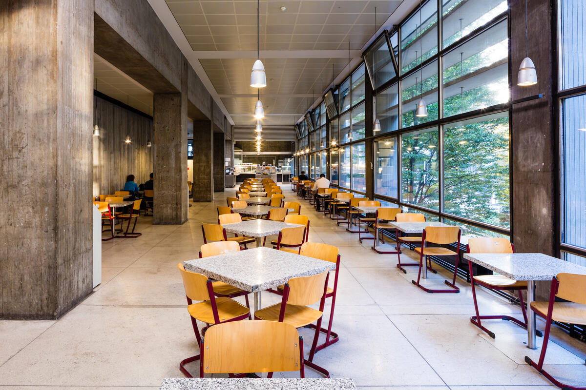 Tische mit Stühlen in der Cafeteria K1