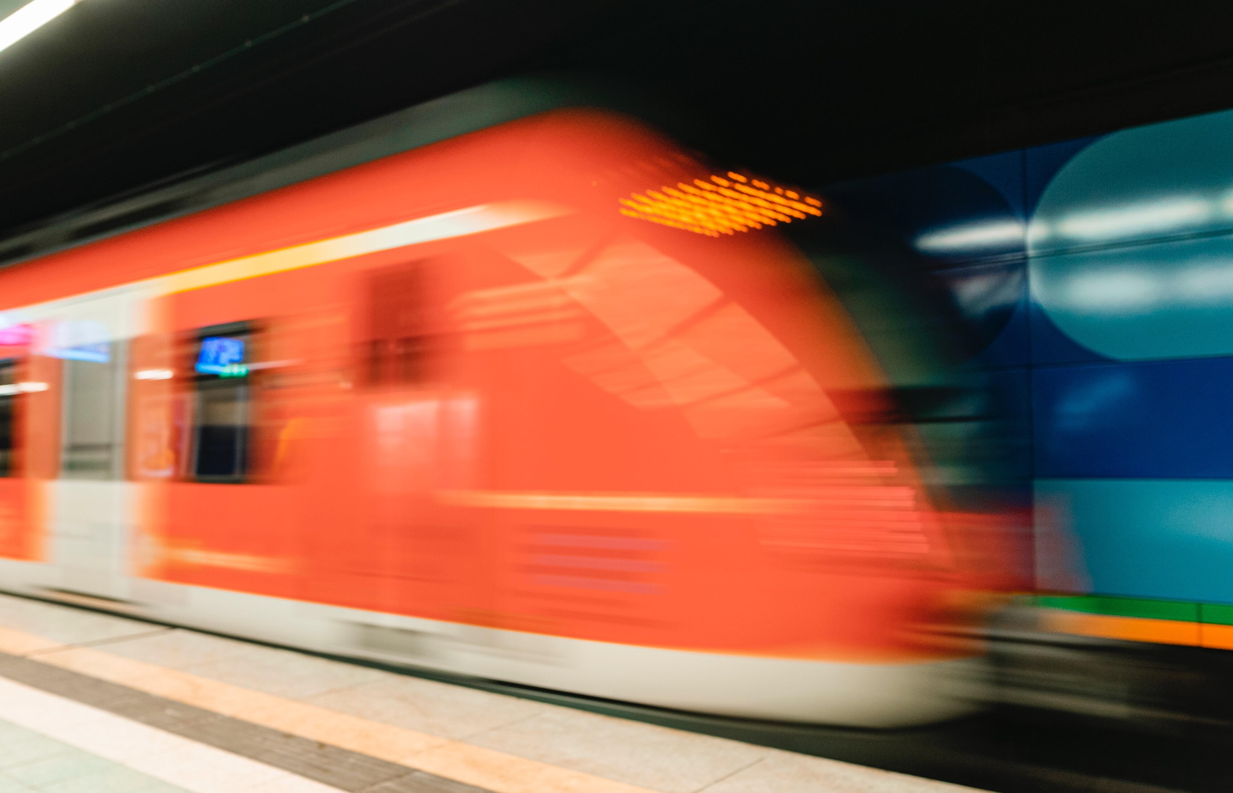 Eine S-Bahn fährt an einer Haltestelle in Stuttgart ein