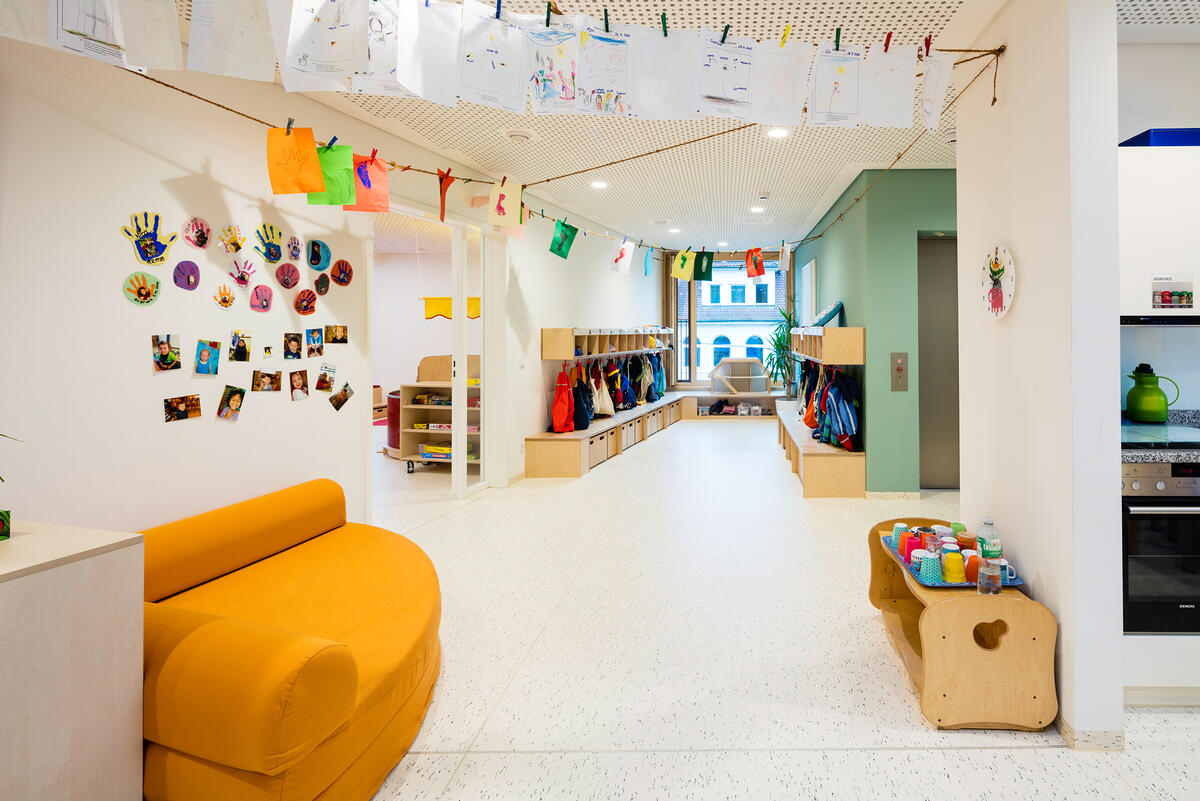 Hallway with wardrobe, sitting area and photos on the wall of the kindergarten Abenteuerbande