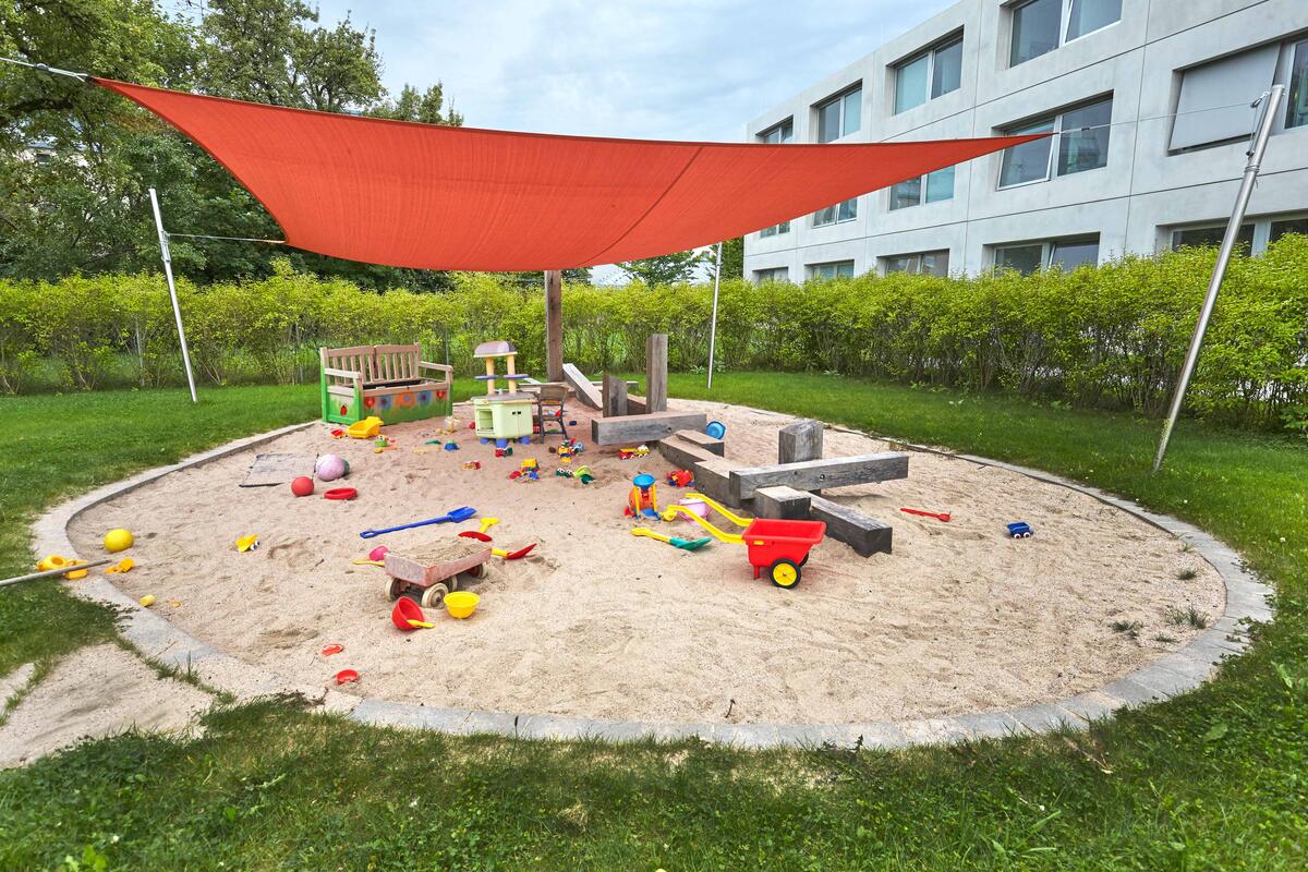 Garten mit Sandkasten in der Kita Pfaffenwald