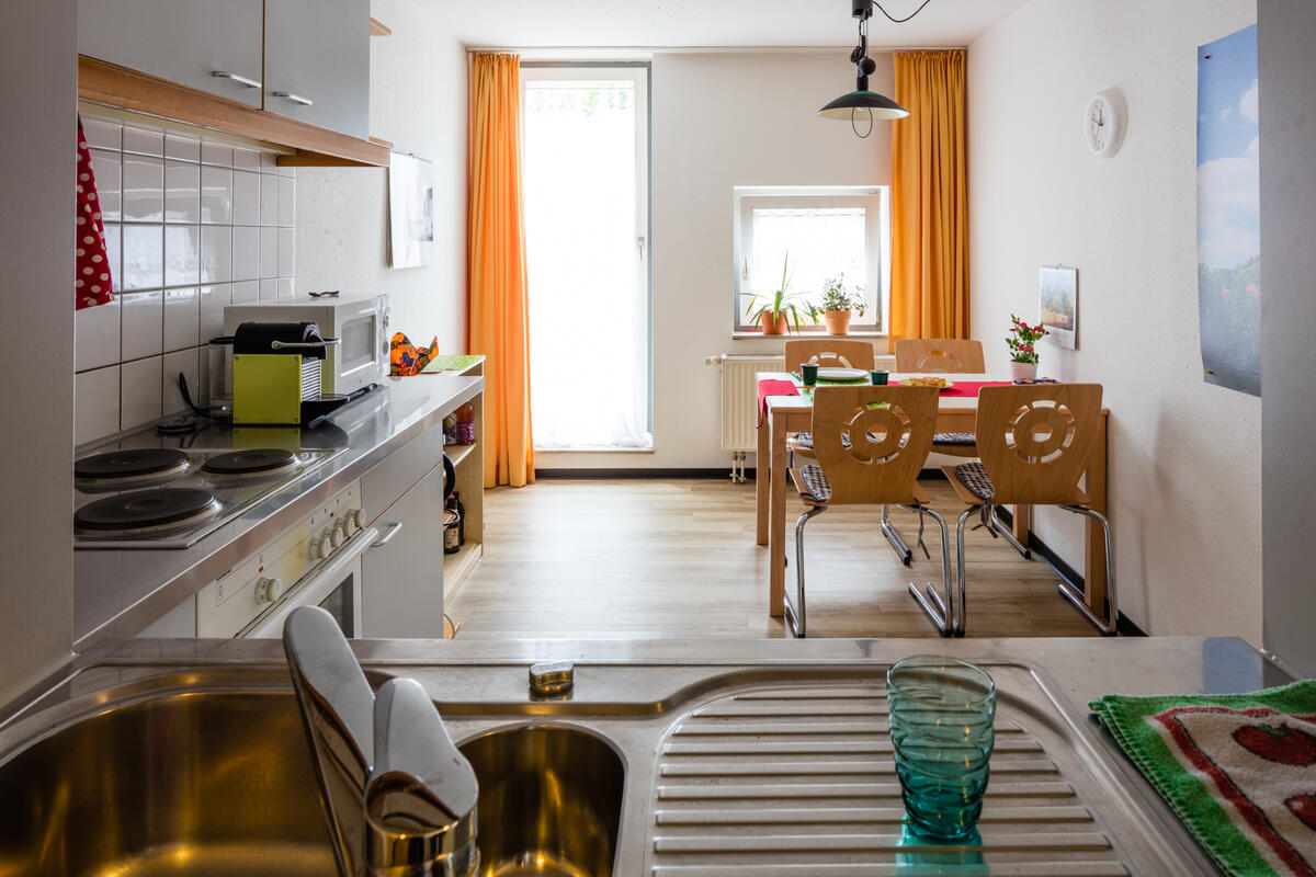 Kitchen with table and chairs in Allmandring 2