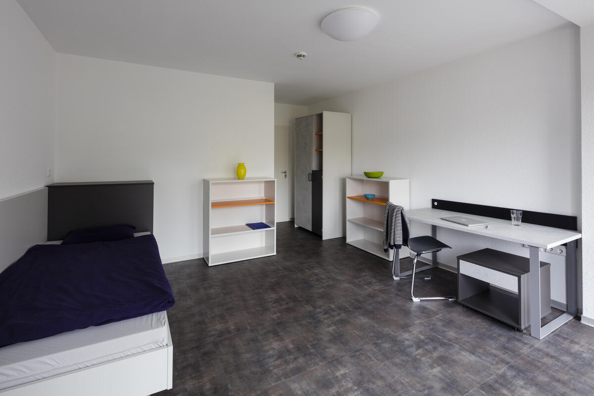 Room with bed and desk in the Anna Herrigel dormitory