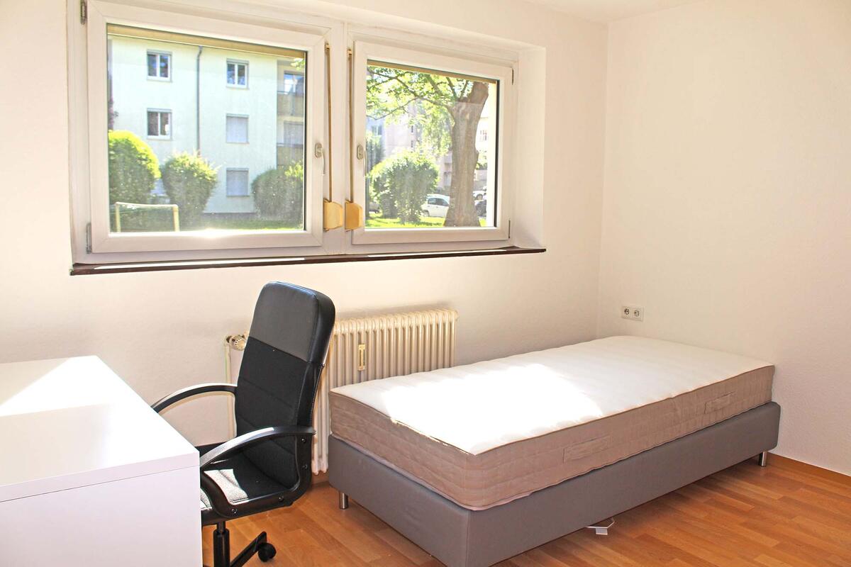 Zimmer in einer 2er WG mit Bett und Schreibtisch im Wohnareal in Stuttgart Rot