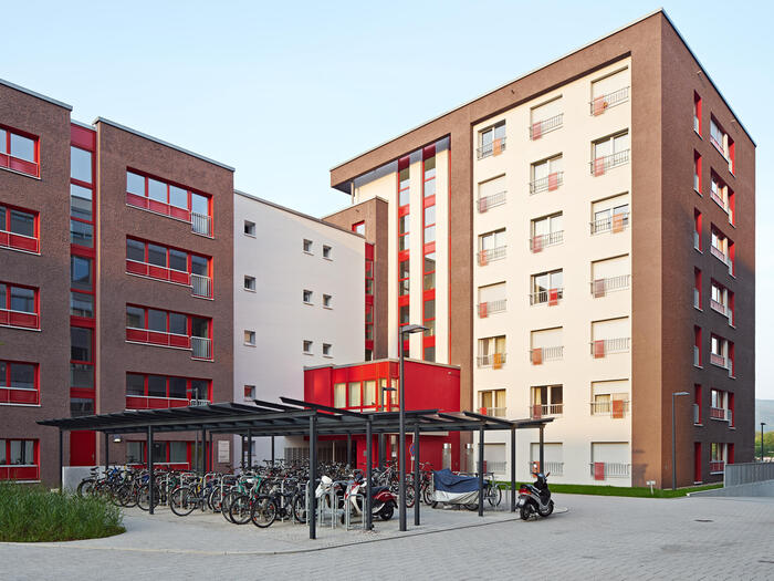 Außenansicht der Wohnanlage im Rossneckar 1 mit Sicht auf den Fahrradstellplatz