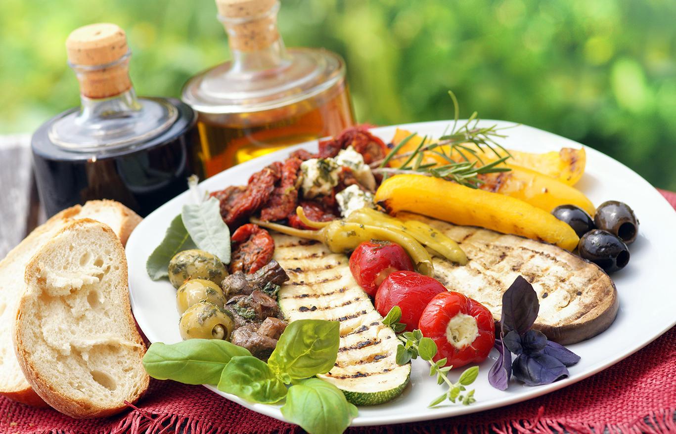 Antipasti Teller mit gefüllten Paprika, Oliven, Aubergine und Baguette