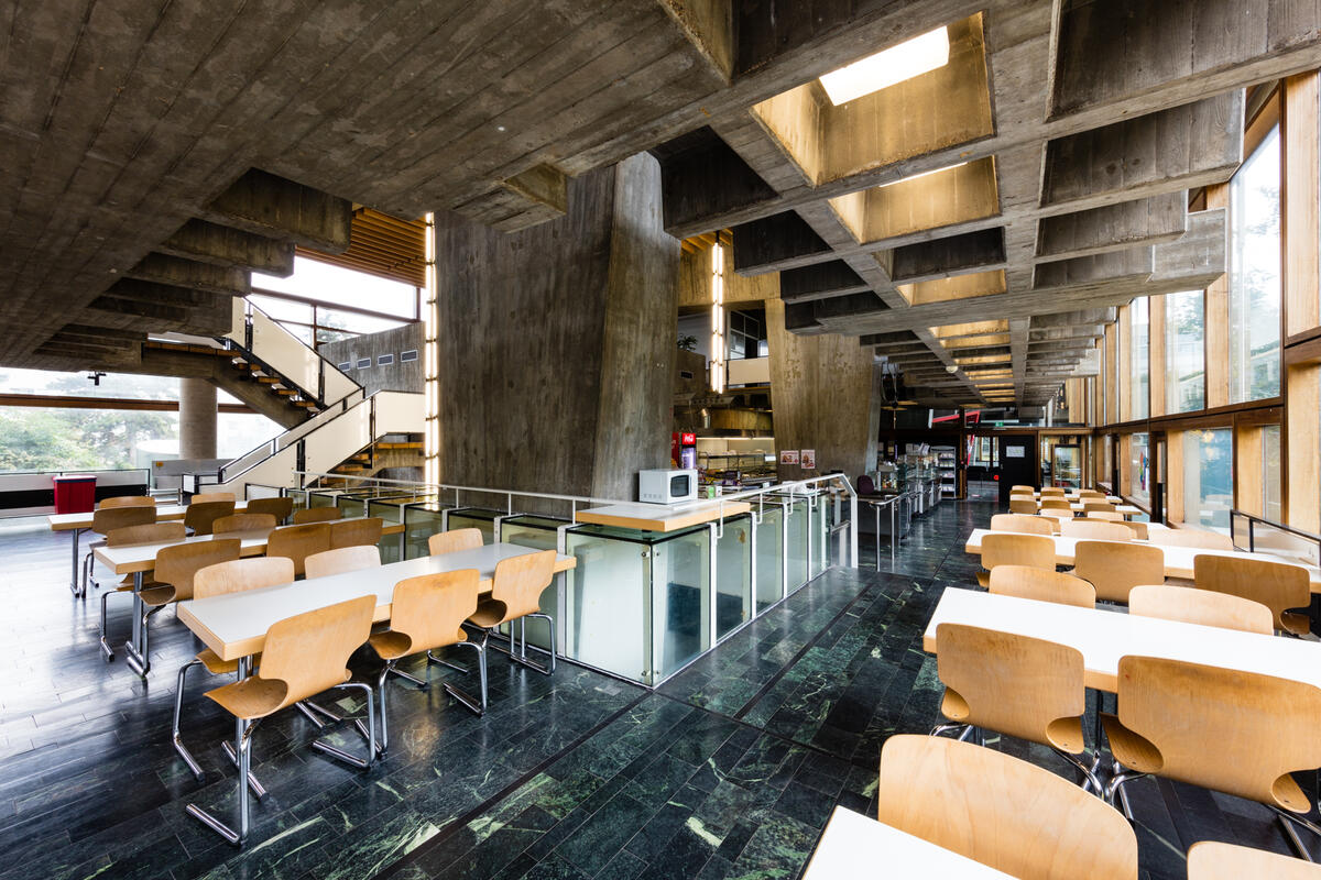 Seating area with tables and chairs of the Mensa KA