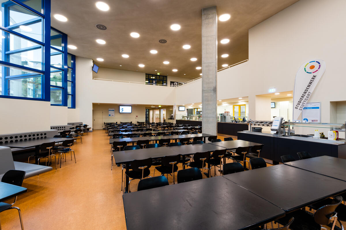 Dining area with tables, chairs in the Mensa Musikhochschule