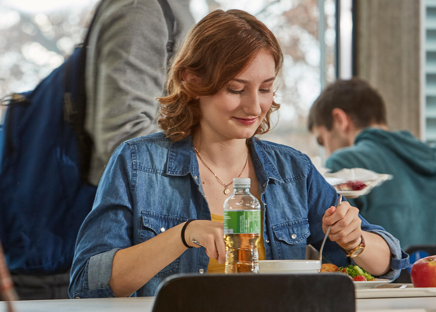 Studentin isst im Speisesaal der Mensa Vaihingen