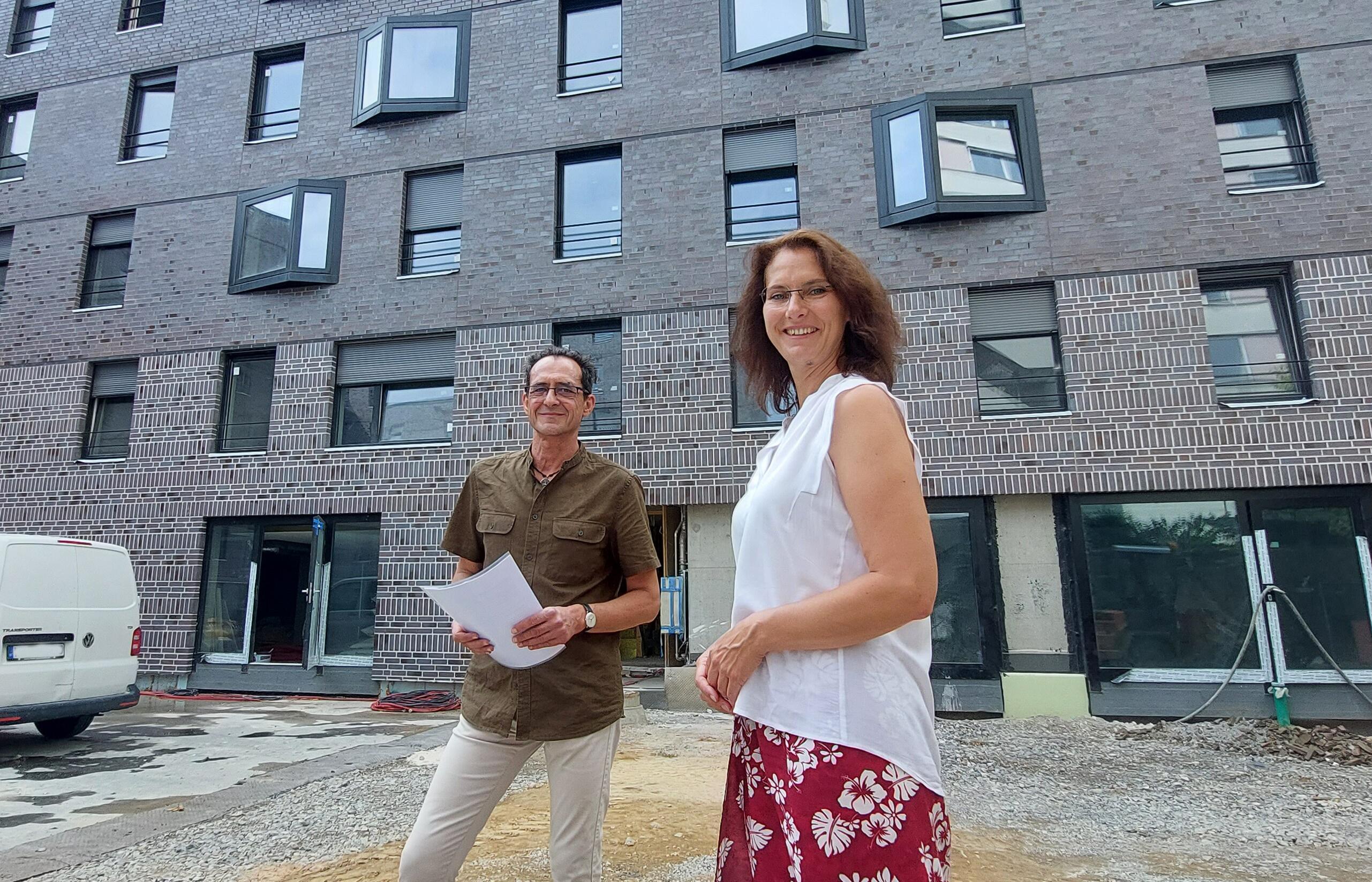 Bürgermeisterin Andrea Schwarz und Stefan Schneider, Abteilungsleiter Wohnen, Bauen, Technik, vor dem neuen Wohnheim in der Königsallee