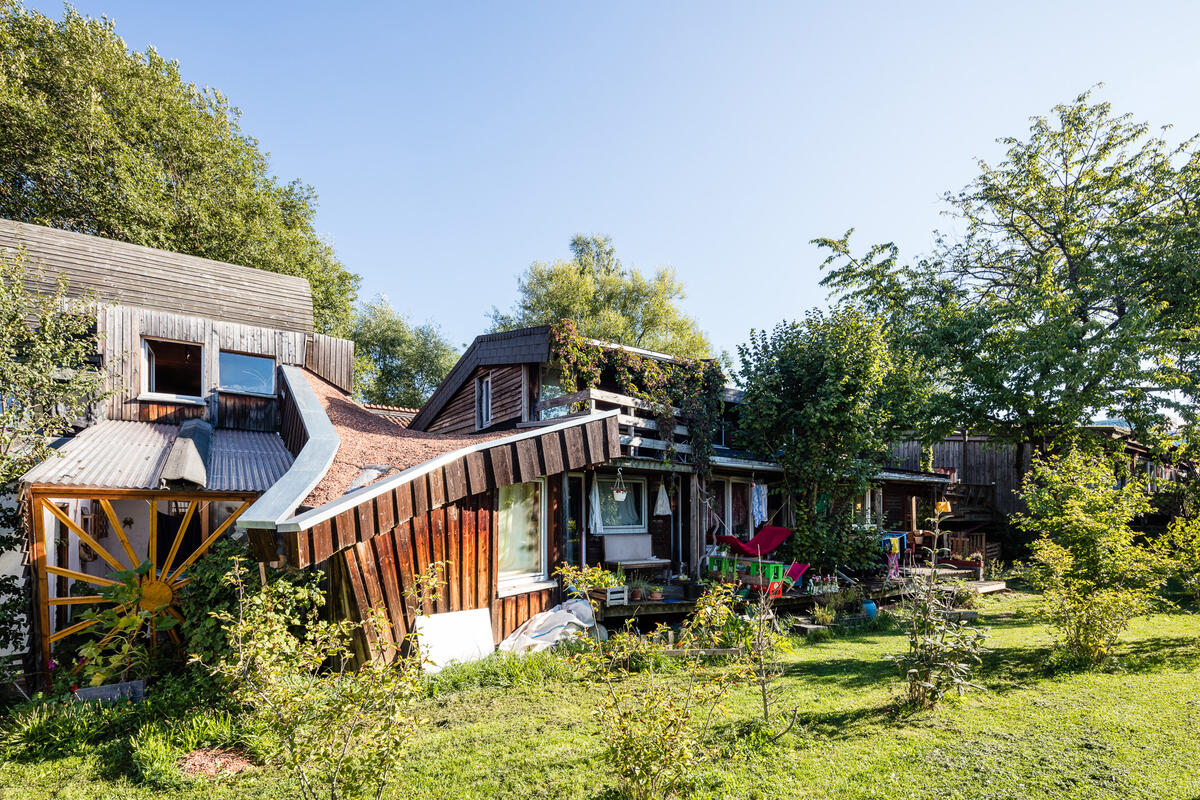 Exterior view with garden of the residential complex Bauhäusle