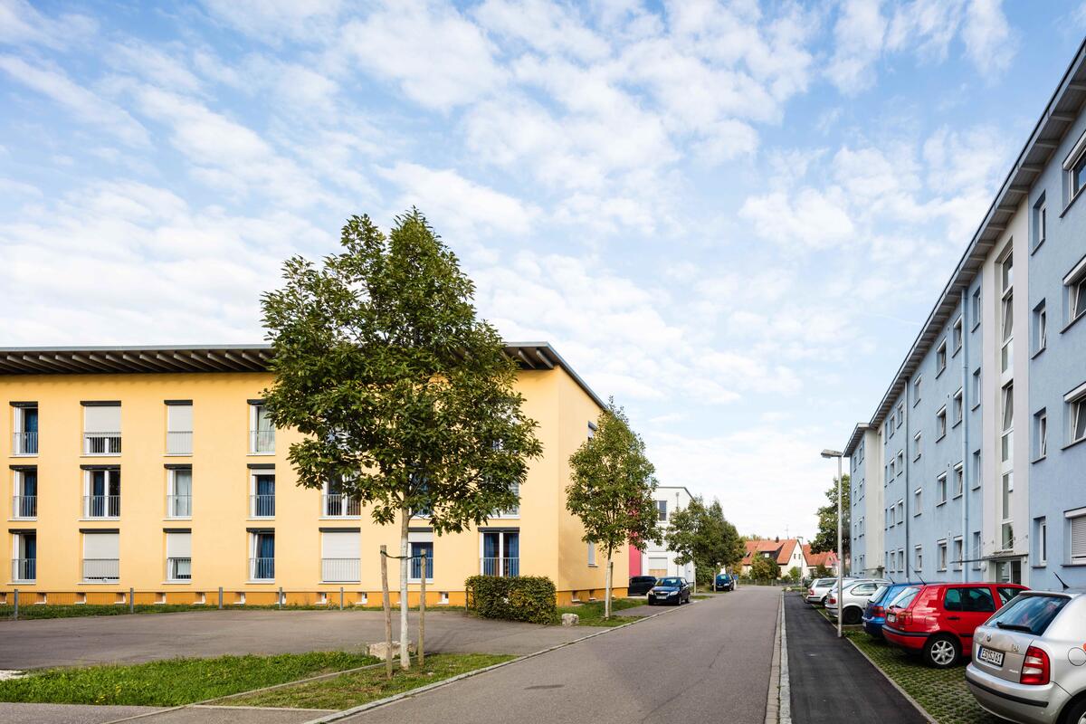 Außenansicht der Wohnanlage mit Straße und Parkplätzen des Studentendorfes Göppingen