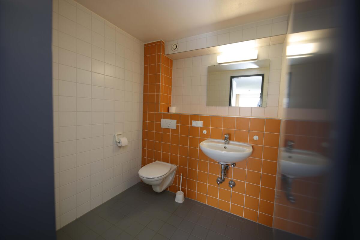 Bad mit Toilette und Waschbecken der Wohnanlage im Goerdelerweg