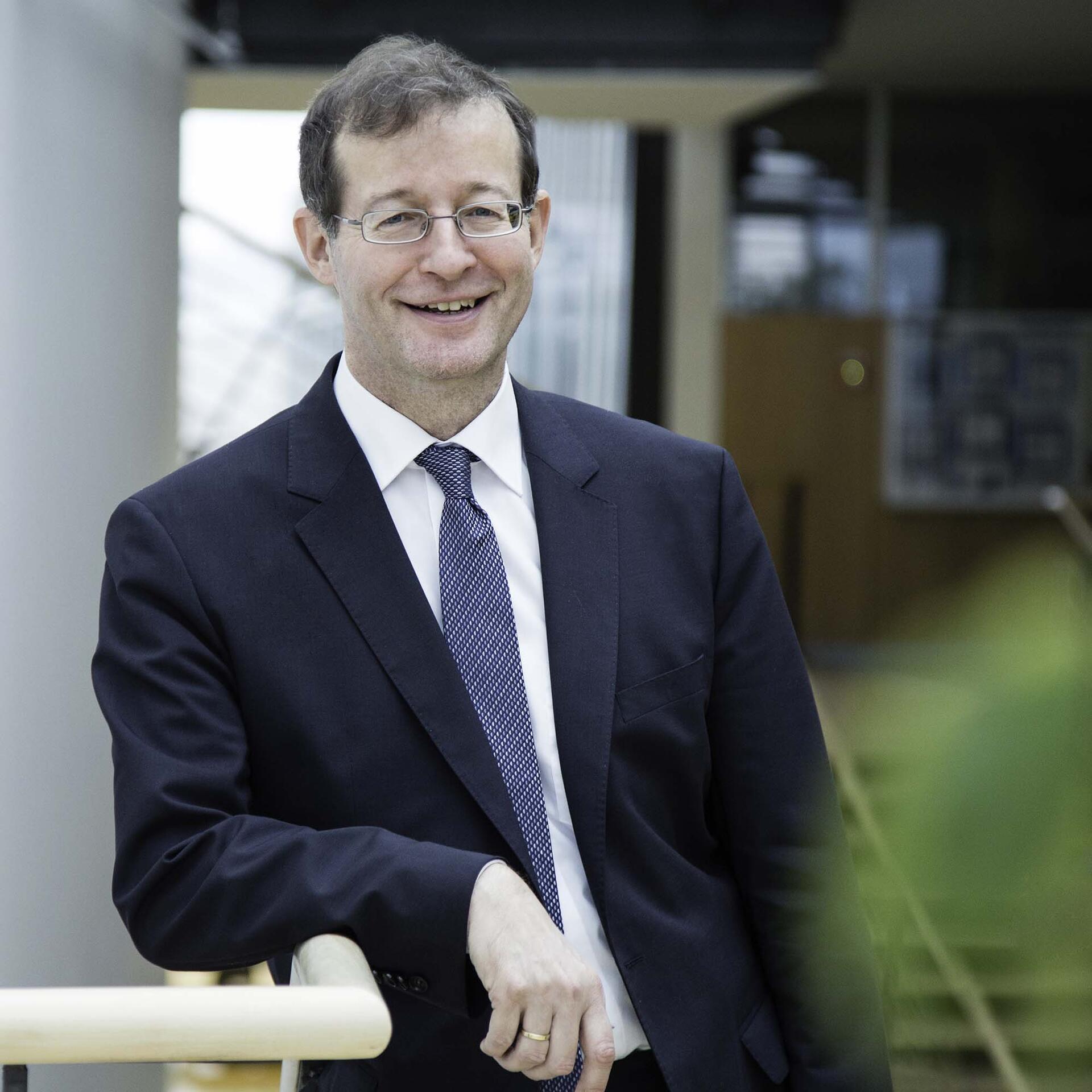 Porträt von Alexander Roos, Rektor der Hochschule der Medien