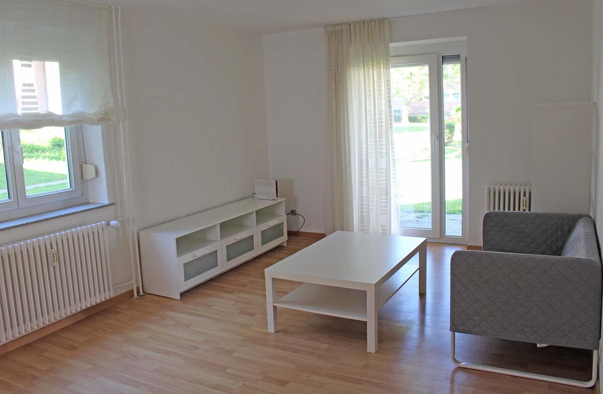 Familien Appartement mit Couch und Tisch und Terassentür im Wohnareal in Stuttgart Rot