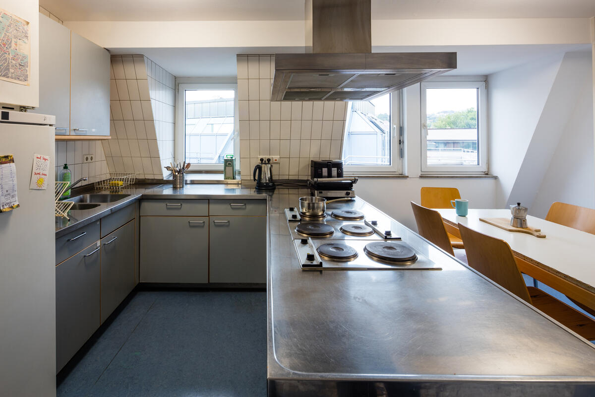 Kitchen with table and chairs in the dormitory at Kernerstraße