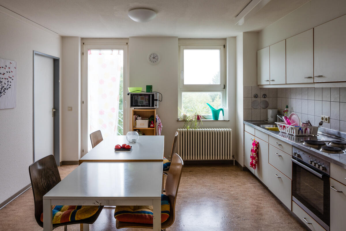 Kitchen with table and chairs in Allmandring 3