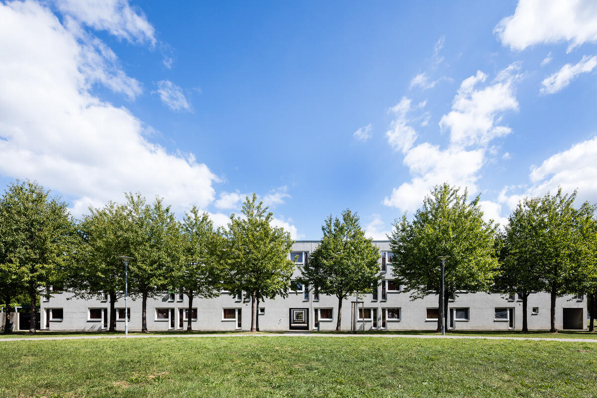 Exterior view of the dormitory Straußäcker 3 with trees