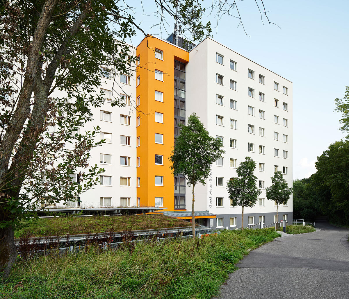 Frontalansicht von außen auf die Wohnanlage in der Geschwister-Scholl-Straße