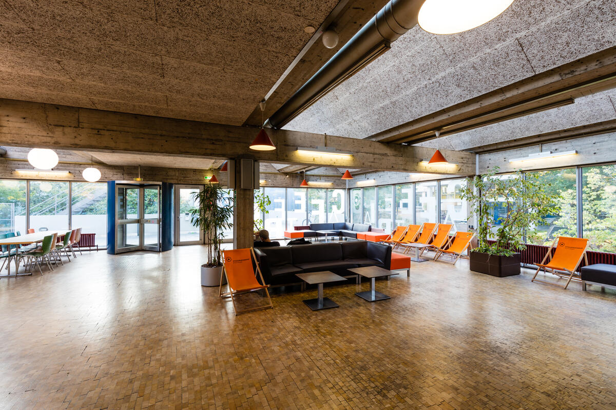 Lounge with seating in the cafeteria Denkpause