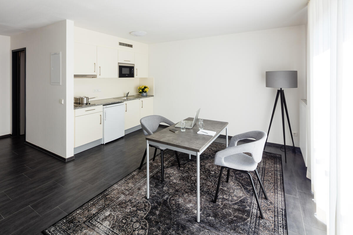 Kitchen with table and chairs in the boarding house in Esslingen