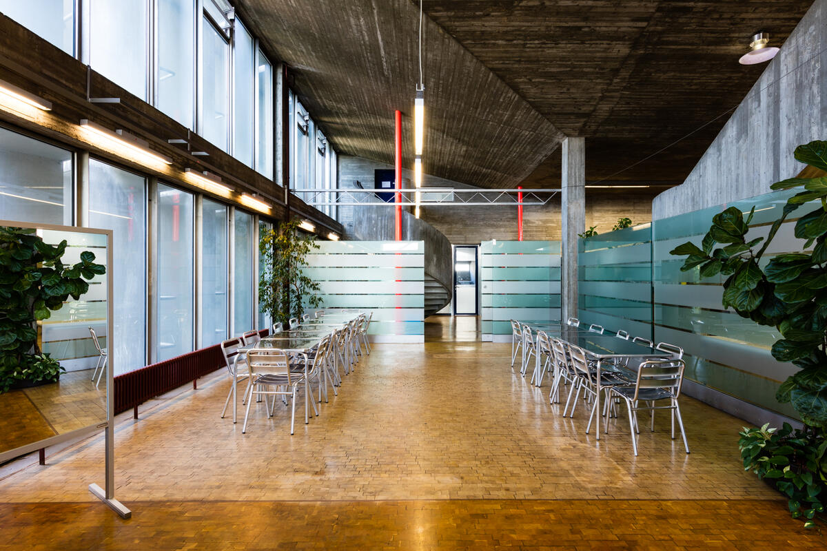 Hall with tables and chairs in the Mensa Vaihingen